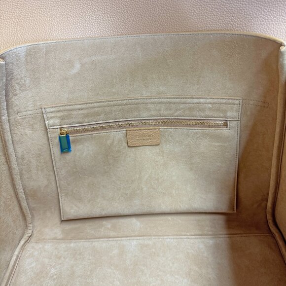 Ferragamo Classic East West Tote – Light Camel - Picture 11 of 13